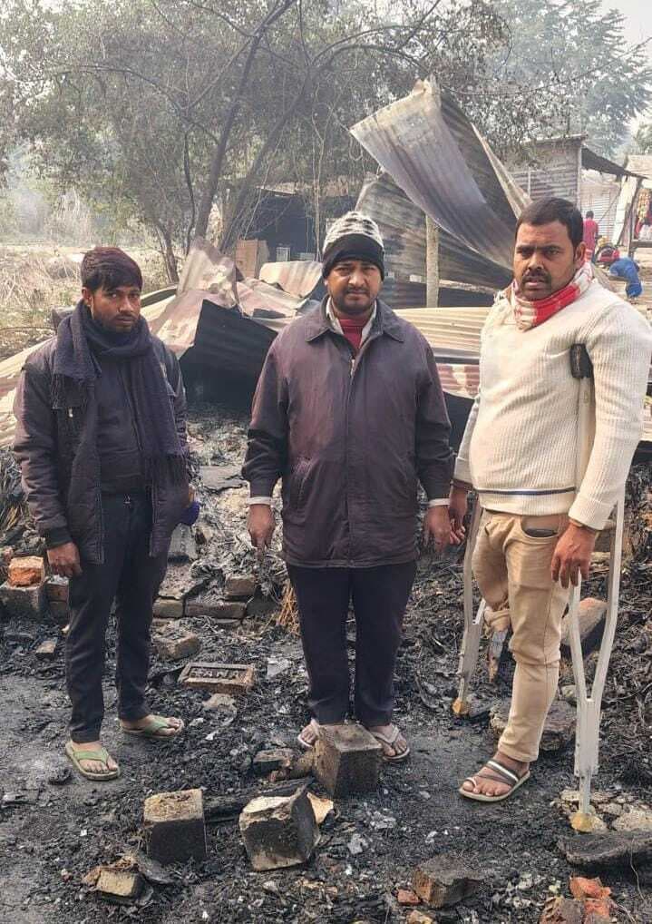 hajipur news. अचानक लगी आग में पांच घर जले, सामान राख