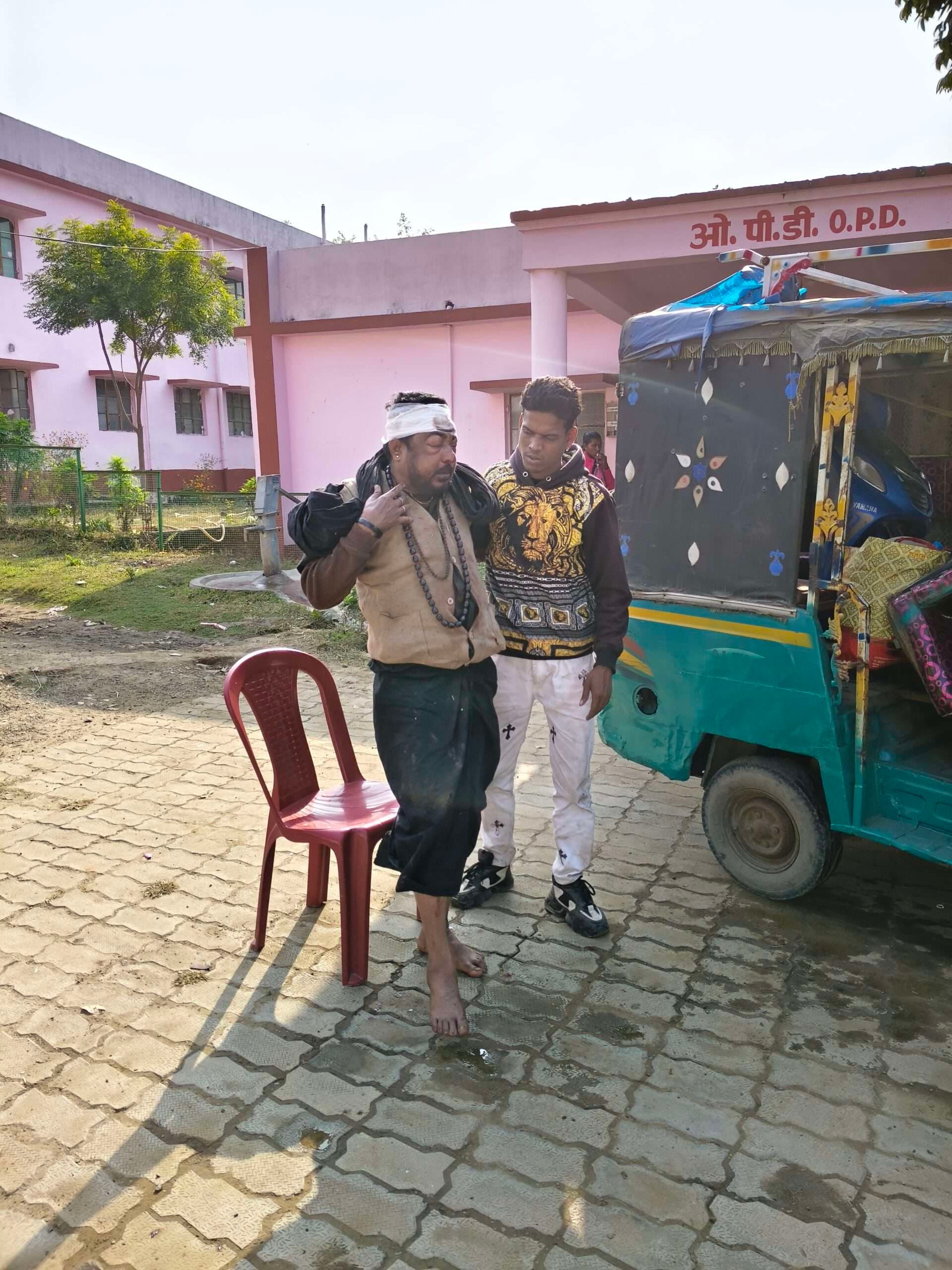 हादसा : डिवाइडर से टकरायी स्कूटी, अधेड़ व्यक्ति घायल