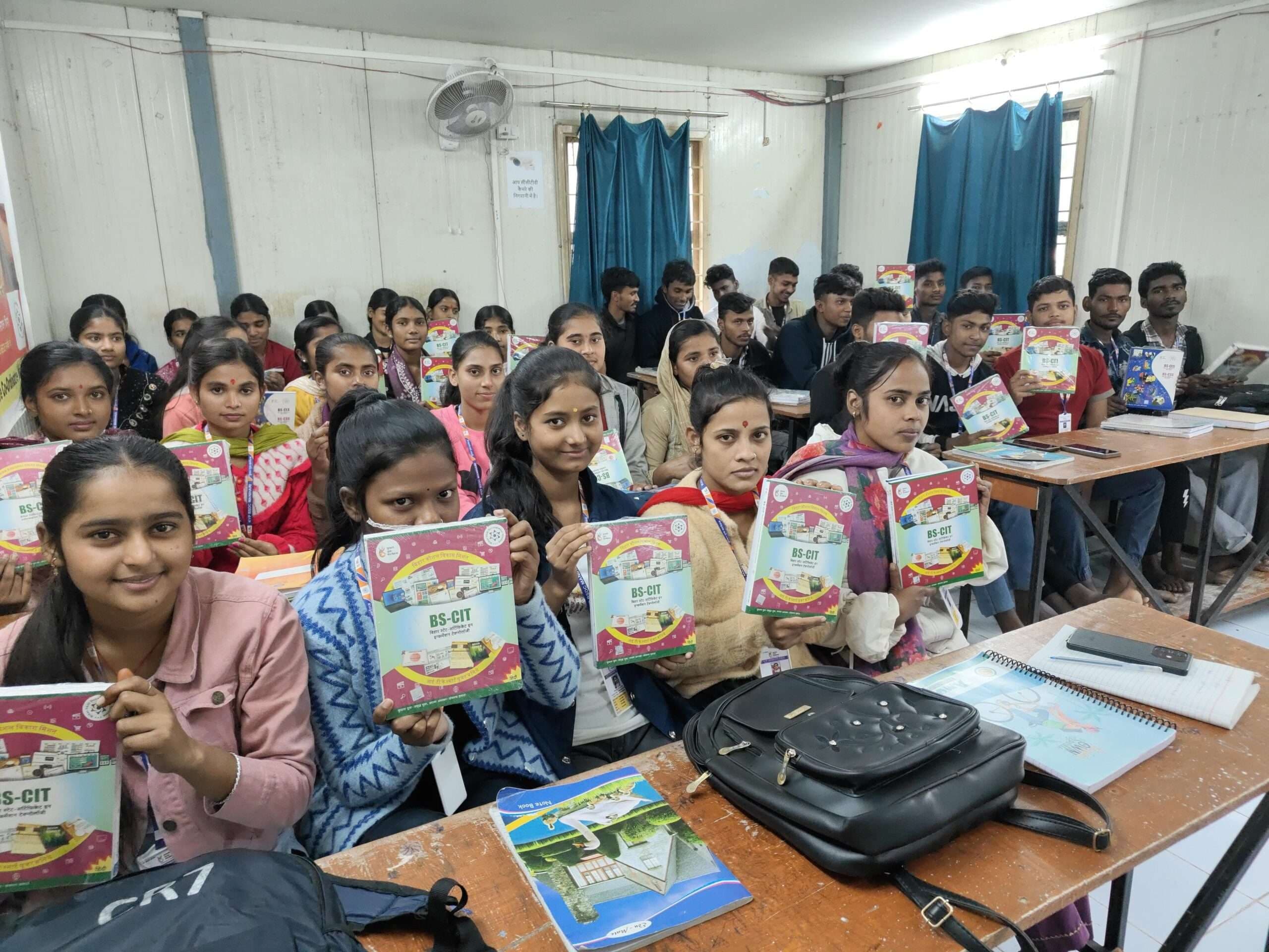 कौशल विकास केन्द्र में प्रशिणार्थी को दिया गया पुस्तक