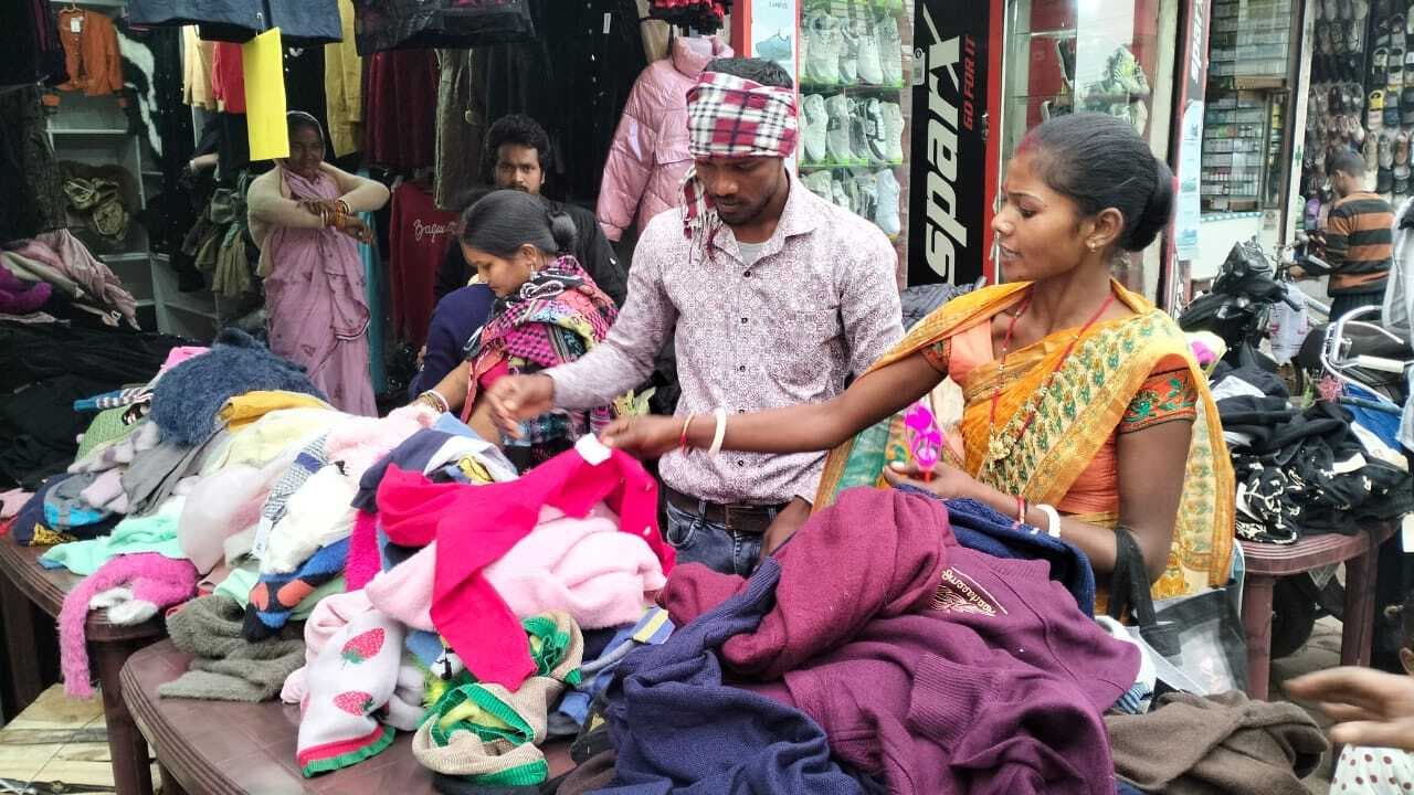 अधिकतम व न्यूनतम तापमान में कमी से ठंड में इजाफा होने से गर्म कपड़ों के कारोबार में तेजी