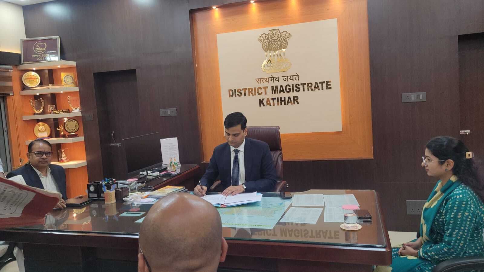 आईएएस अधिकारी आशुतोष द्विवेदी ने 50 वें जिलाधिकारी के रूप लिया प्रभार