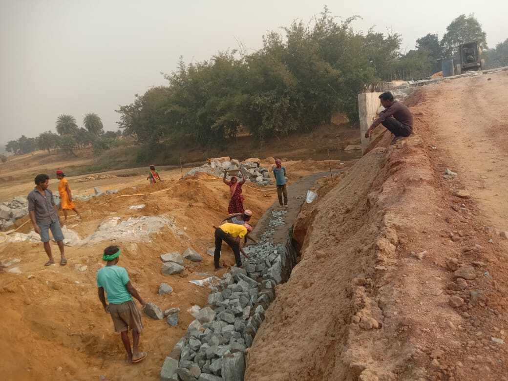 पुल निर्माण कार्य में अनियमितता को लेकर जांच की मांग