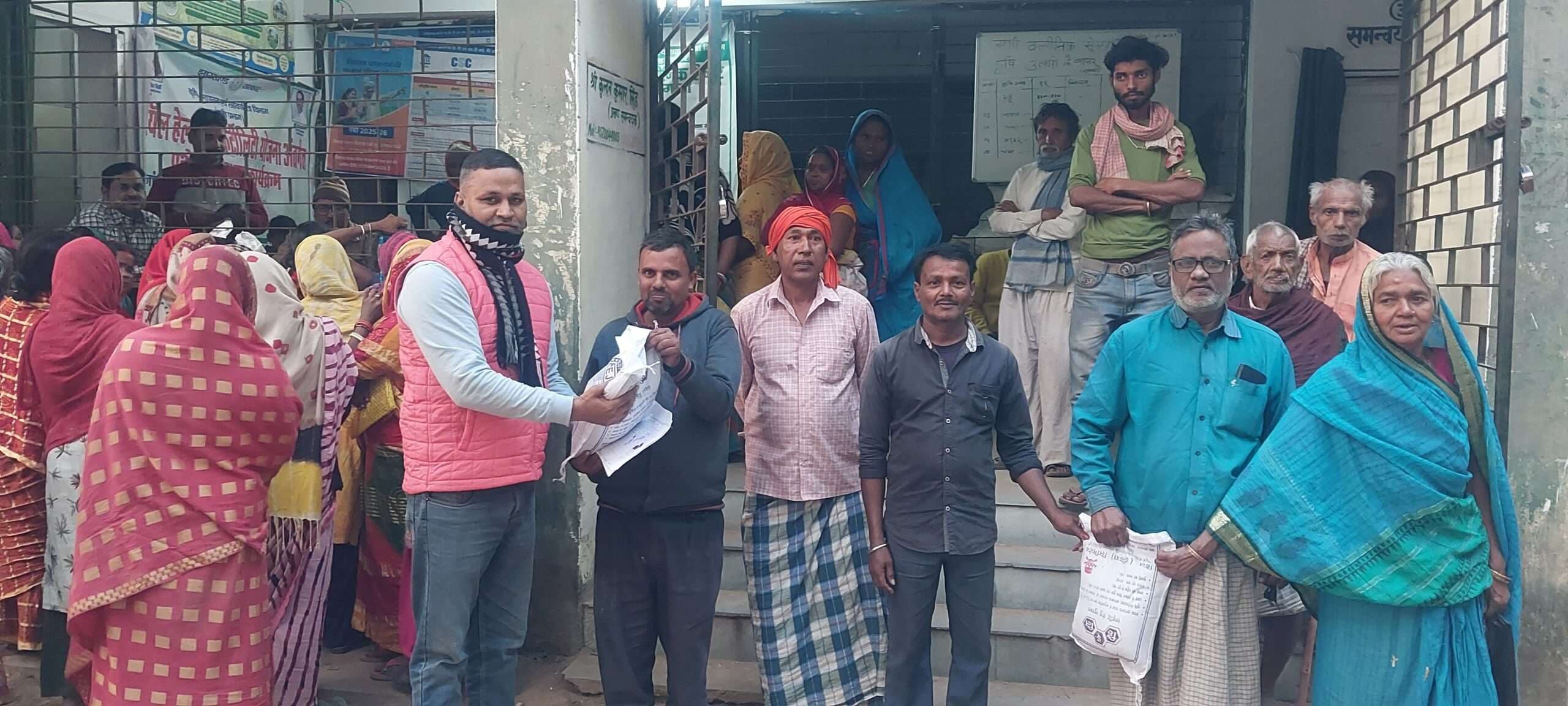 महागामा व पथरगामा में किसानों के बीच बंटे चना व सरसों के बीच