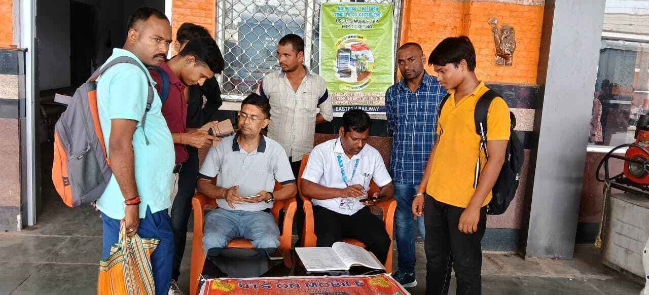 जमालपुर रेलवे स्टेशन पर डिजिटल टिकटिंग को लेकर दी गयी जानकारी
