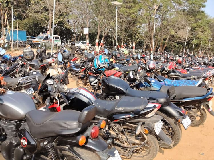 Deoghar News : देवघर एम्स में इलाज से महंगी पार्किंग