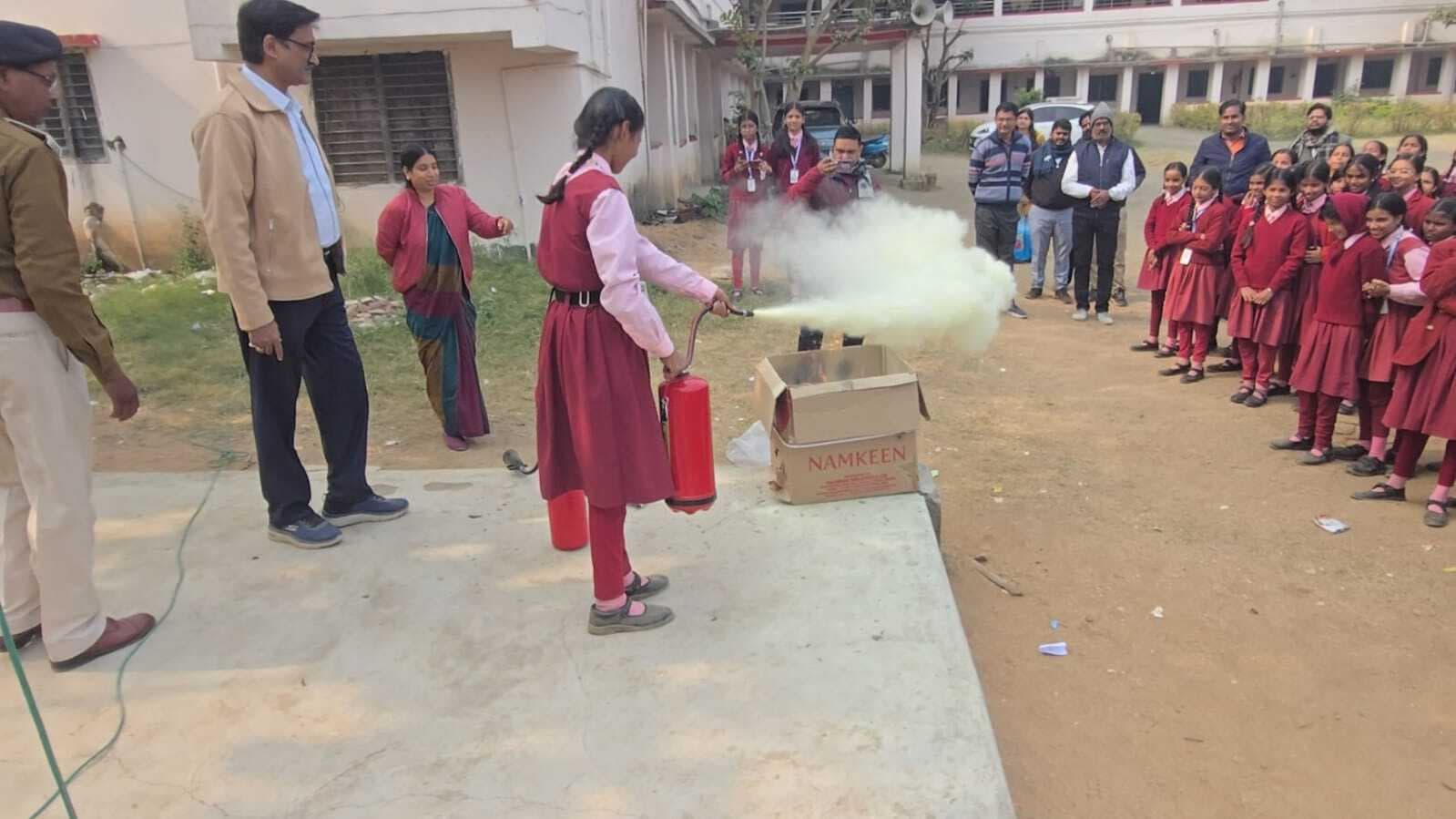 स्कूली बच्चों को आग से सुरक्षा के बताये गये उपाय