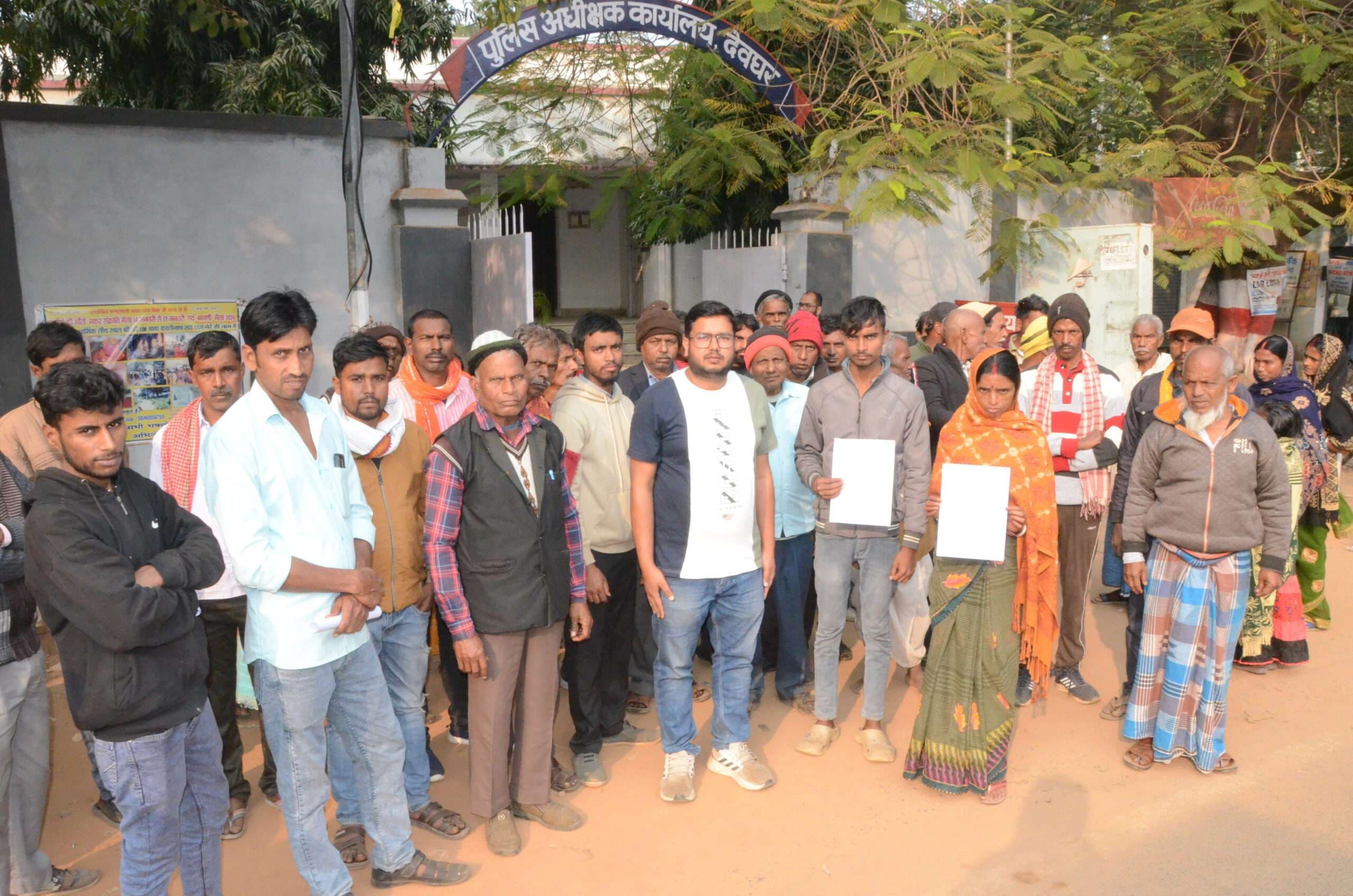 Deoghar news : अपहृत की बरामदगी व आरोपितों की गिरफ्तारी नहीं होने से एसपी से लगायी न्याय की गुहार