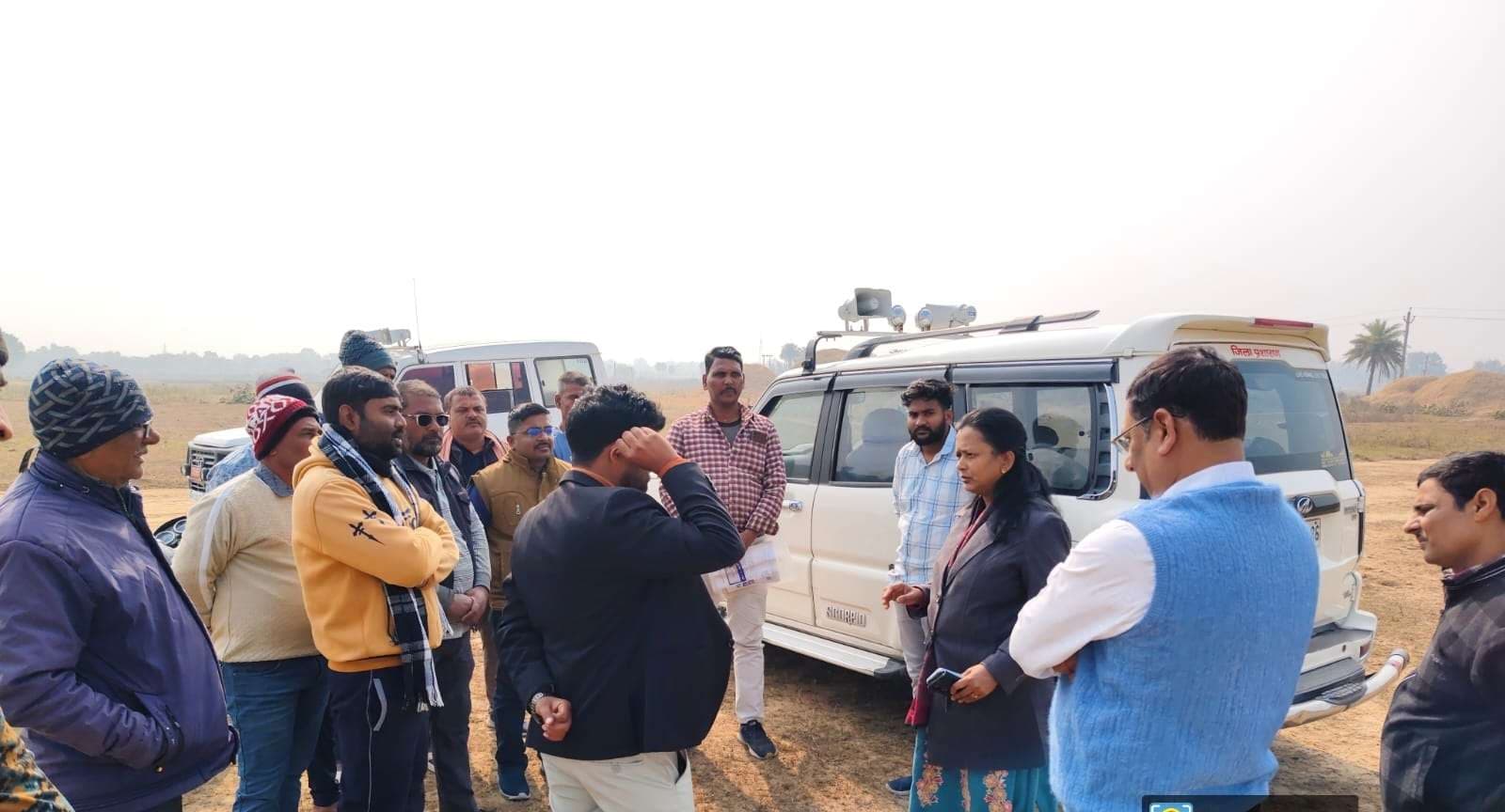 नाराज किसानों से मिली एलआरडीसी सहित अन्य अधिकारी