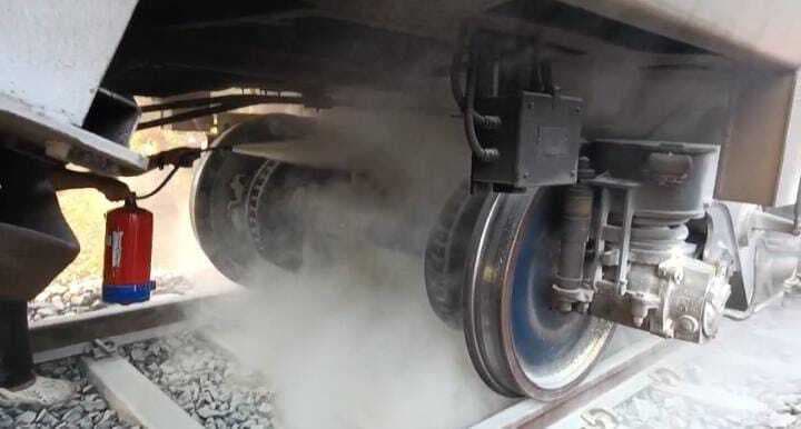 महानंदा एक्सप्रेस के पहिये में लगी आग, रेल परिचालन प्रभावित