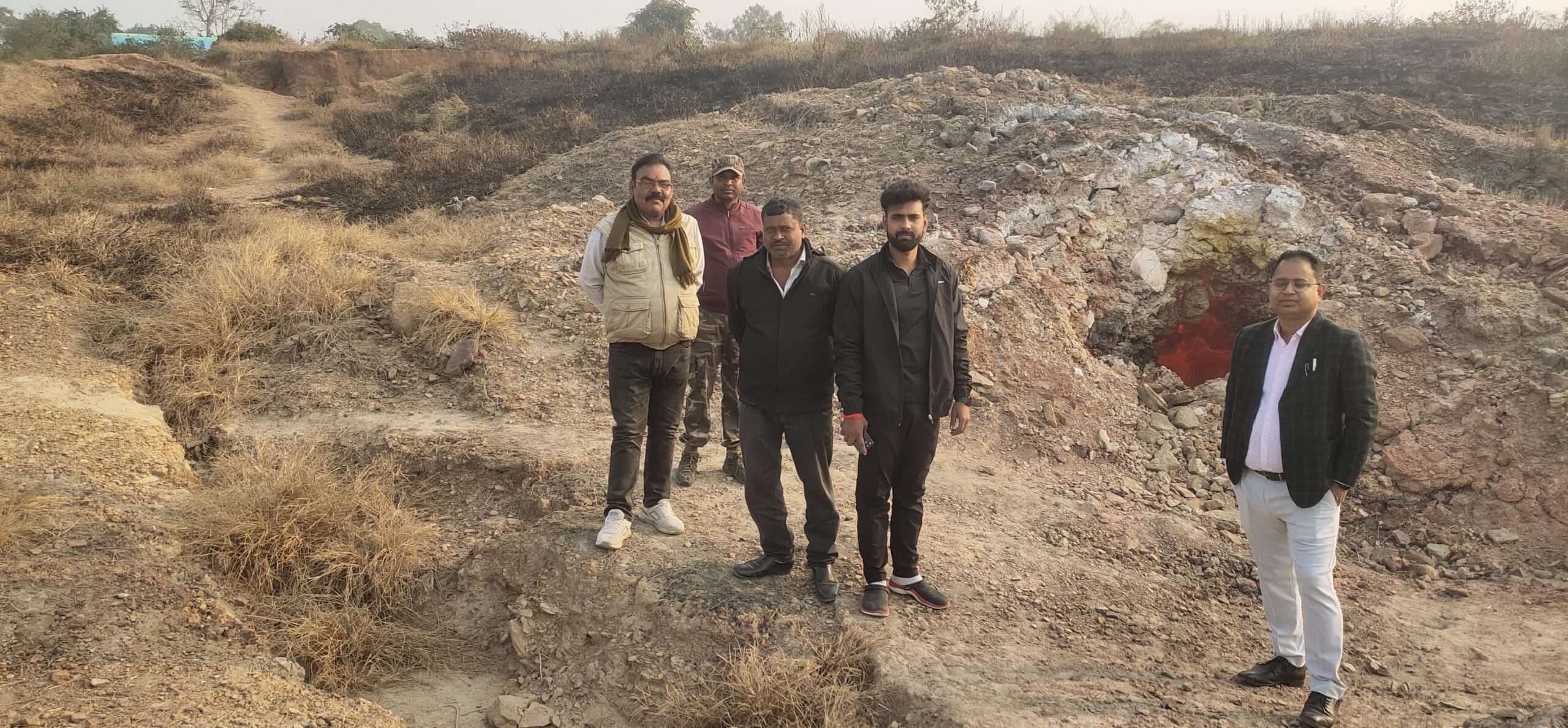 सीओ ने करकट्टा में आग लगी खदान का लिया जायजा