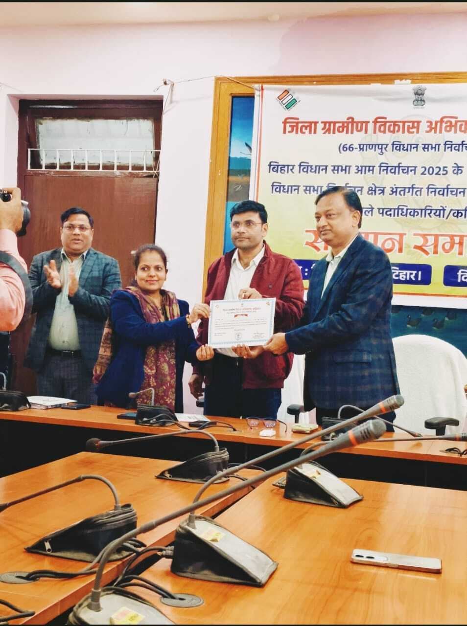 विधानसभा चुनाव में बेहतर कार्य करने पर बीडीओ व सीओ को किया सम्मानित