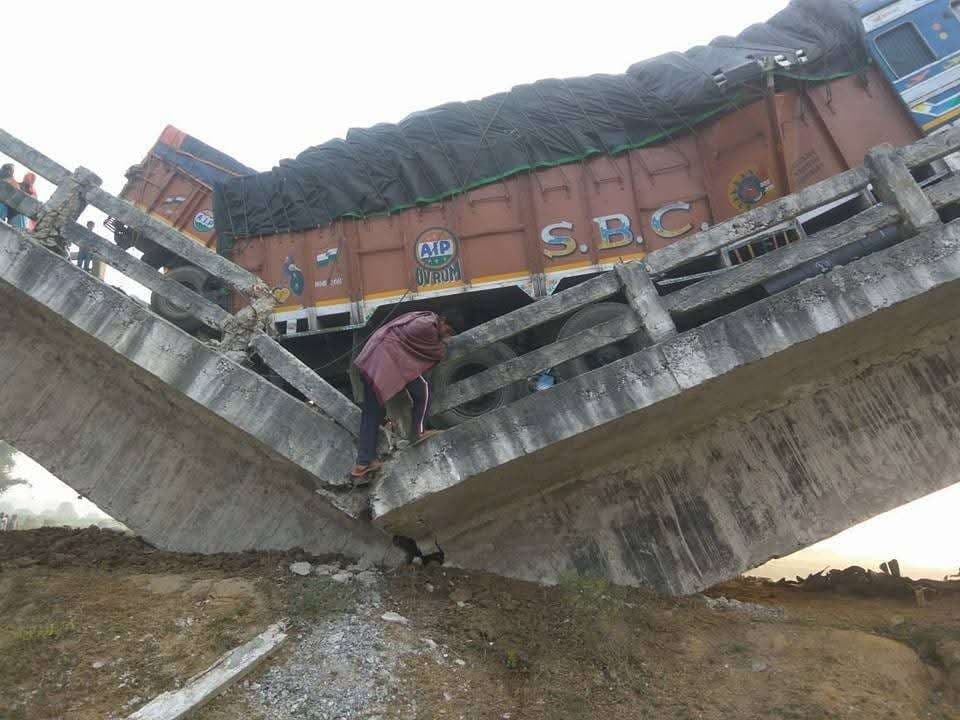 सनौर पुल के दो पीलर कमजोर, हादसे का डर