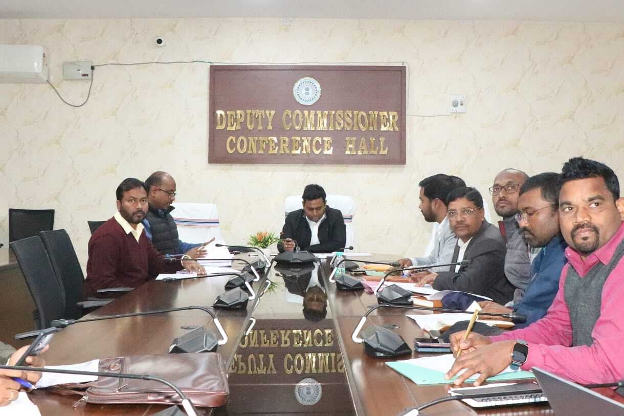 Chaibasa News : आंगनबाड़ी केंद्रों के निर्माण कार्य में सुस्ती पर डीसी ने जतायी नाराजगी