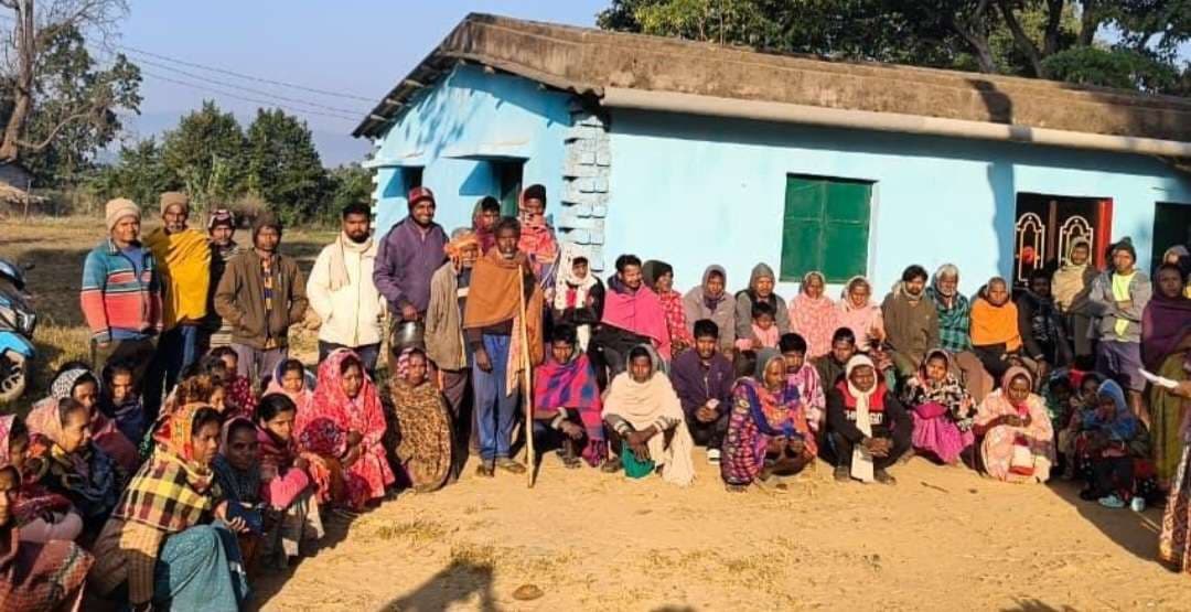 Chaibasa News : दो साल पहले बनी सड़क, मजदूरों को अभी तक नहीं मिली मजदूरी