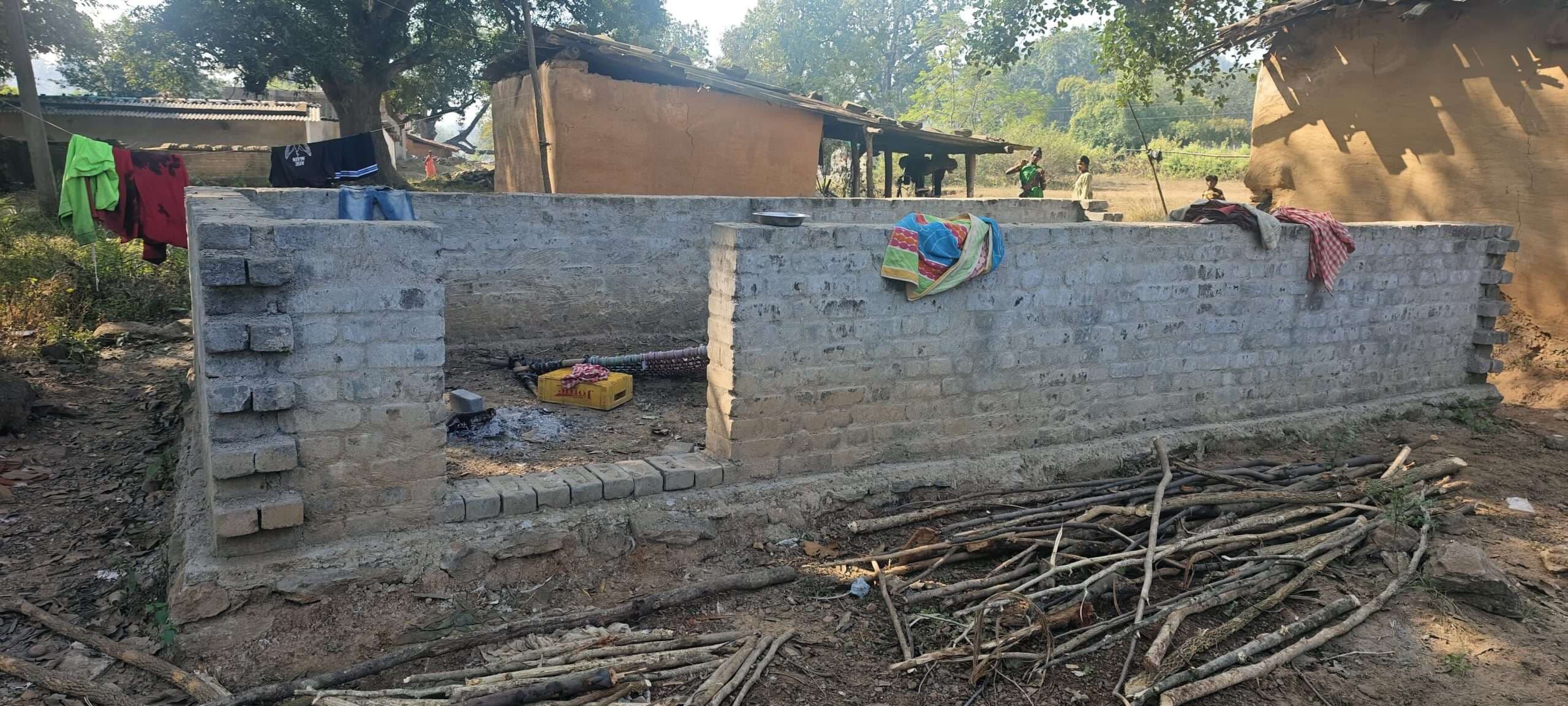 Chaibasa News : बिचौलिये के खेल में फंसकर अधूरा रह गया आवास का सपना