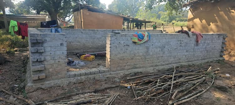 Chaibasa News : बिचौलिये के खेल में फंसकर अधूरा रह गया आवास का सपना