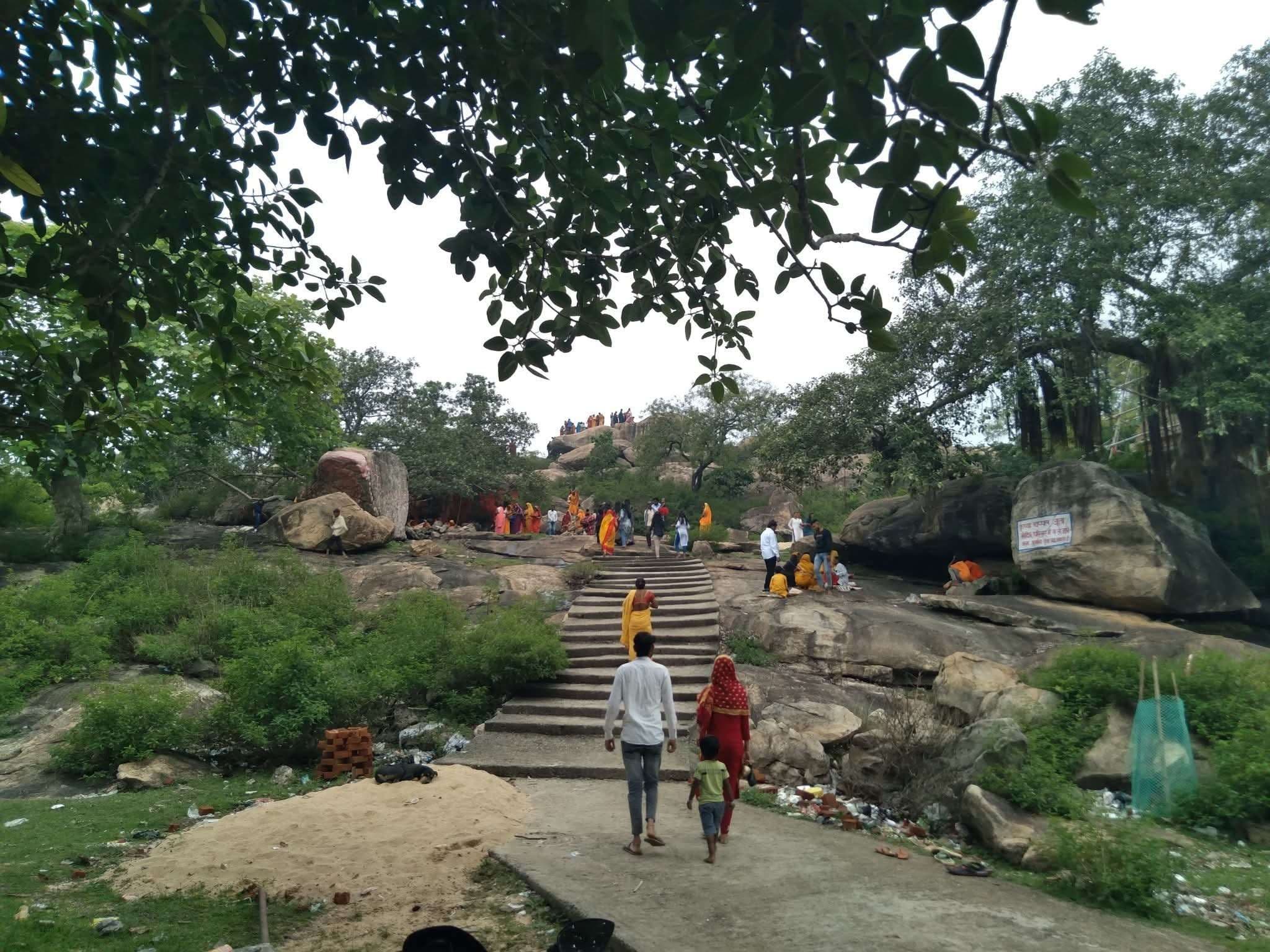 Giridih News :प्राकृतिक सौंदर्य और आस्था का खजाना है बिरनी का मां डबरसैनी पहाड़