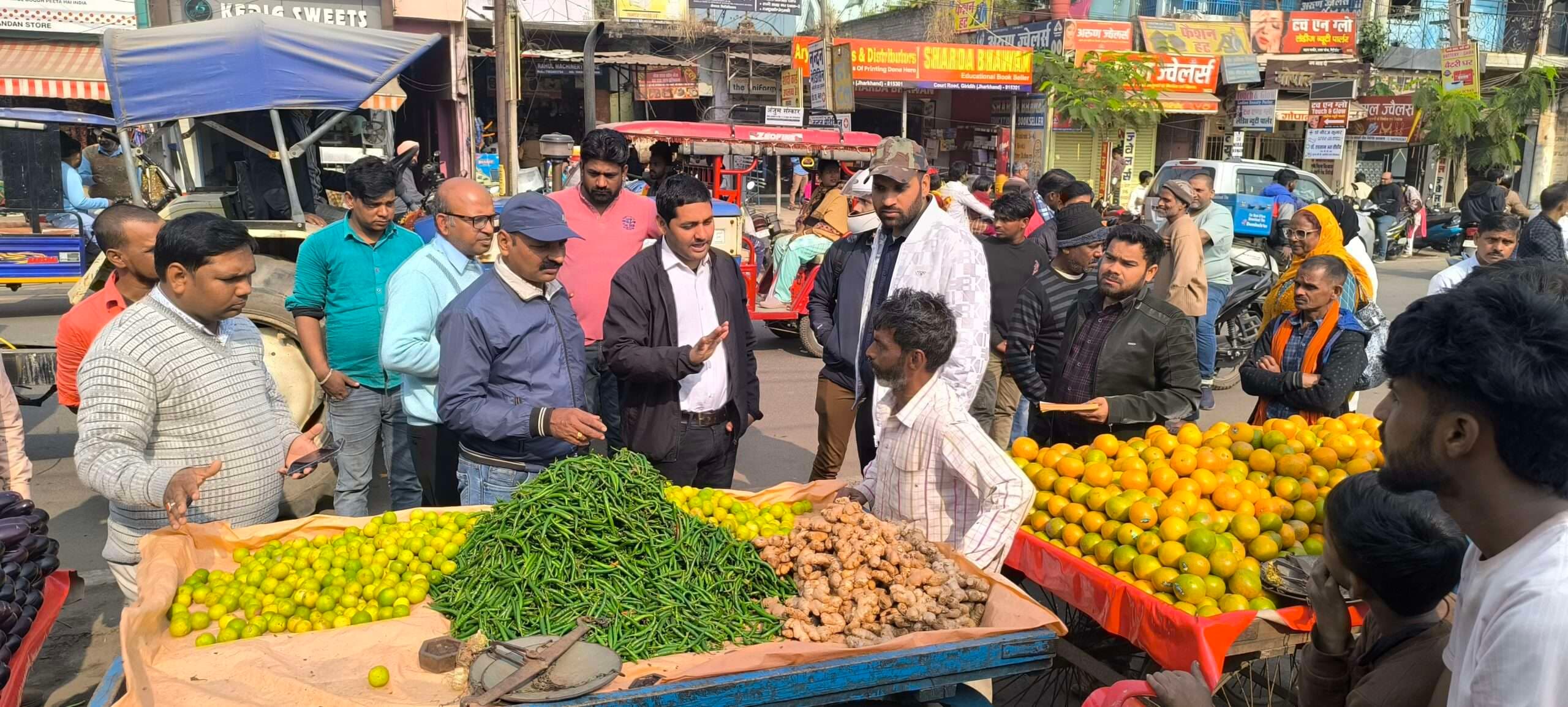 Giridih News :सड़कों से अतिक्रमण हटाने की कार्रवाई दूसरे दिन भी जारी