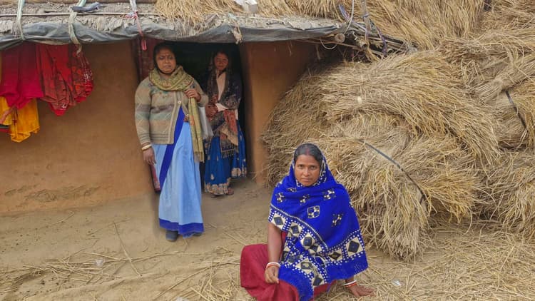 मिट्टी के घर में संचालित है केंद्र, तालाब से हादसे का डर