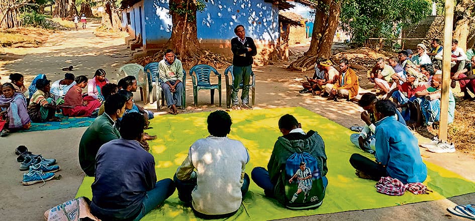 Chaibasa News : नोवामुंडी : हिंडाल्को की प्रस्तावित पौधरोपण योजना का विरोध, ग्रामीण बोले