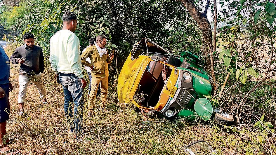 Seraikela Kharsawan News : तेज रफ्तार टेंपो की चपेट में आयी कॉलेज छात्रा, गंभीर