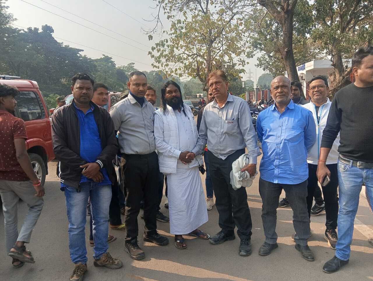 East Singhbhum News : क्रिजल कंपनी पर मजदूरों की मजदूरी रोकने का आरोप