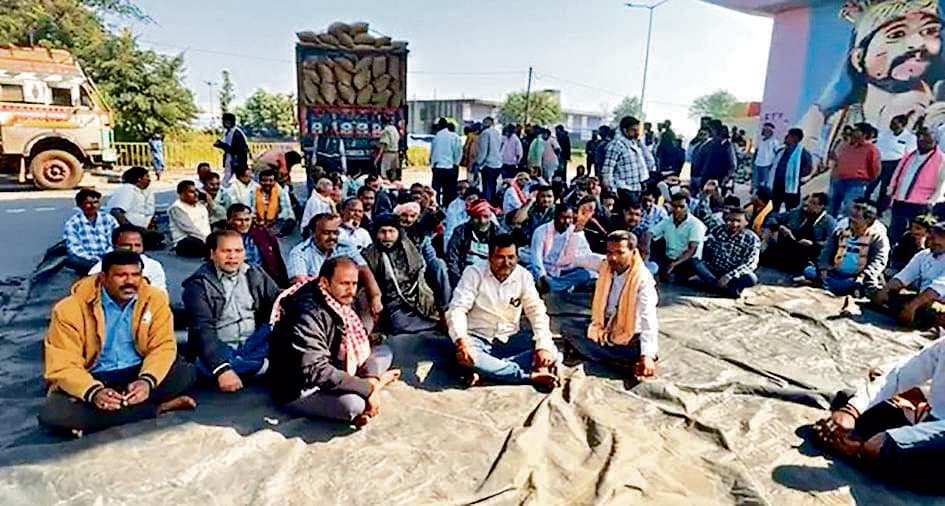 Sambalpur News: किसानों ने सिंदूरपंक चौक, बरेइपाली और धामा में सड़क जाम कर किया प्रदर्शन