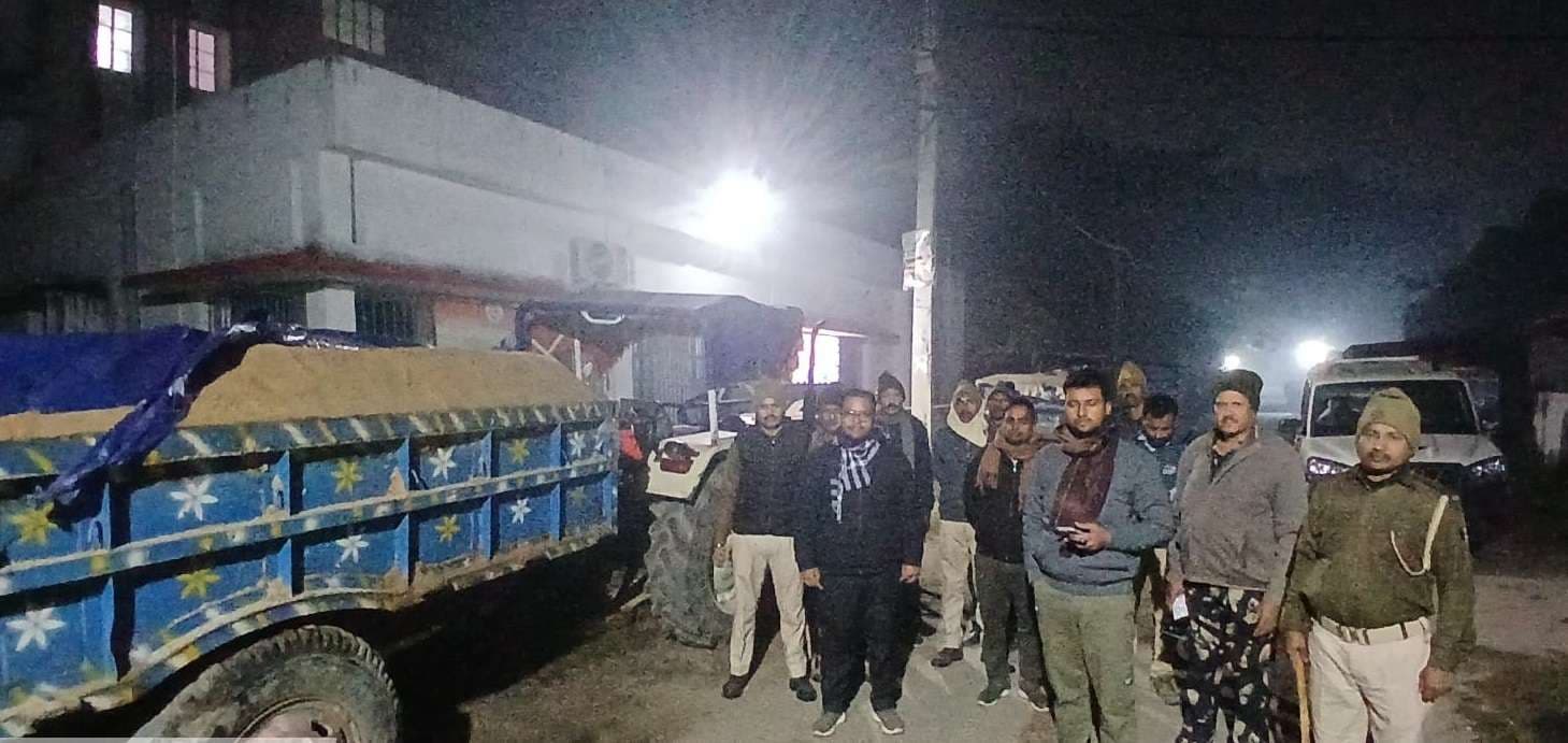 आधी रात अवैध बालू मंडी पर धावा, बालू लदे नौ ट्रैक्टरों के साथ एक युवक गिरफ्तार