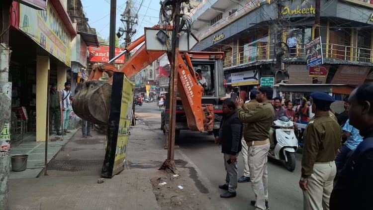 Dhanbad News: नगर निगम ने पार्क मार्केट में चलाया स्पेशल ड्राइव, कई दुकानों के बोर्ड हटाये