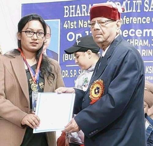 भारतीय दलित साहित्य अकादमी ने अर्पणा को किया सम्मानित