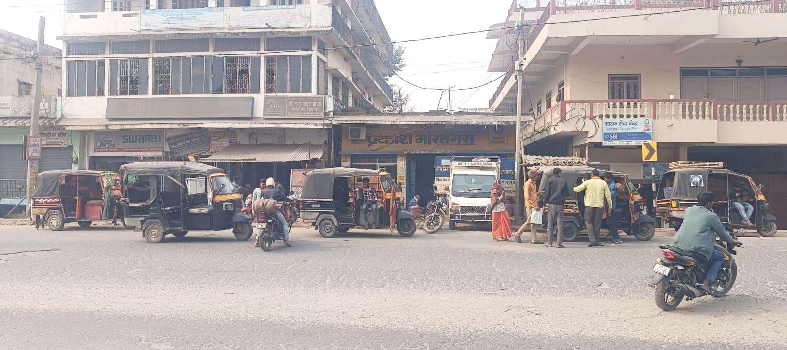 ओबरा बाजार में ऑटो स्टैंड नहीं रहने से जाम की समस्या, लोग परेशान