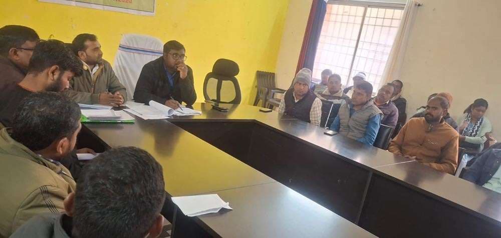 लंबित आवासों को जल्द पूर्ण कराने का निर्देश