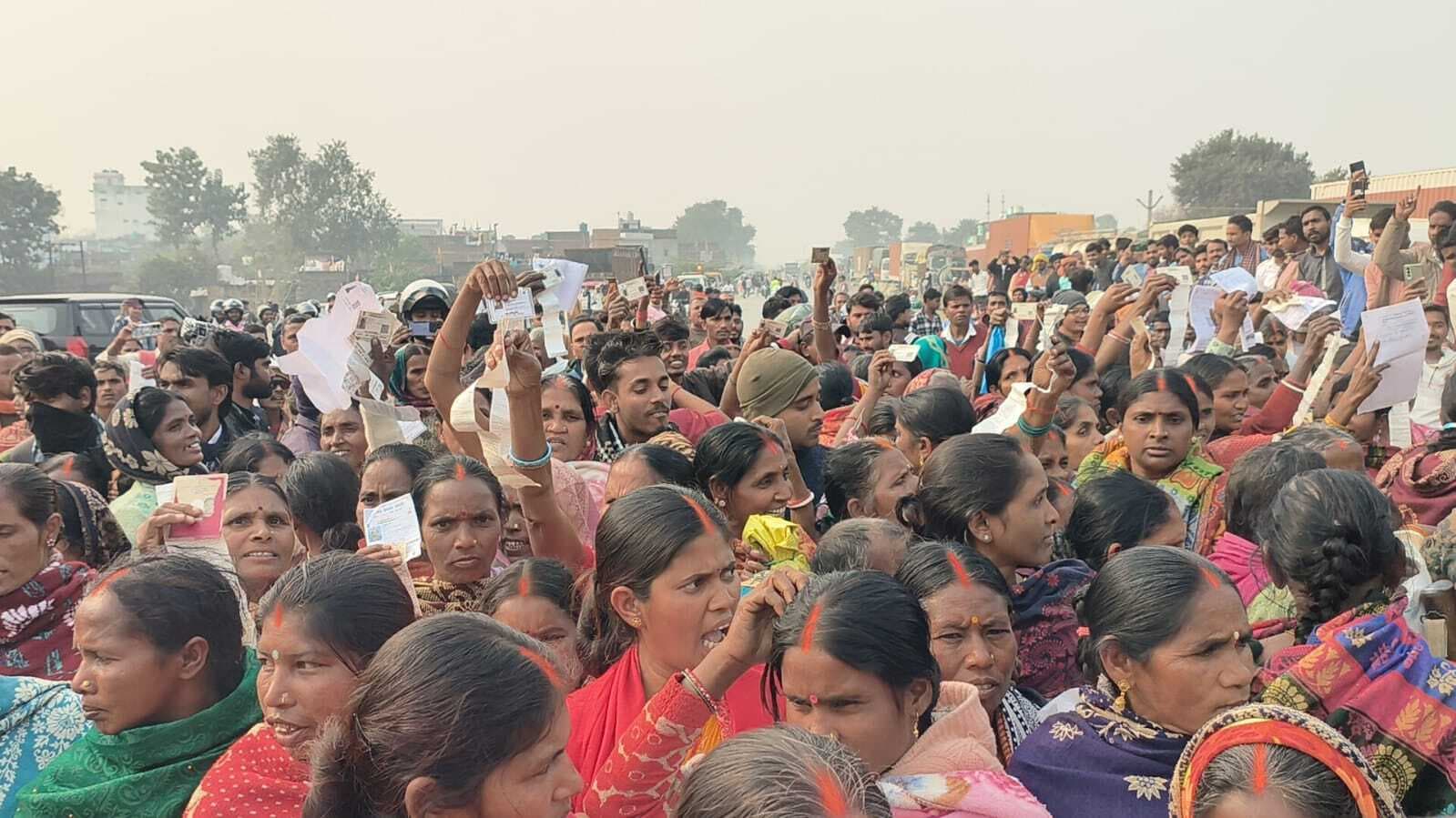 अधिक बिजली बिल को लेकर शेरघाटी में जीटी रोड जाम कर ग्रामीणों ने हंगामा किया