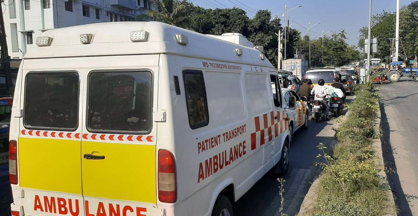 शहर में गिरिजा चौक से जेल चौक के बीच लगा जाम