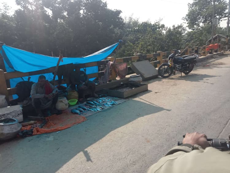पुल पर मछुआरों का कब्जा, राहगीर होते हैं परेशान