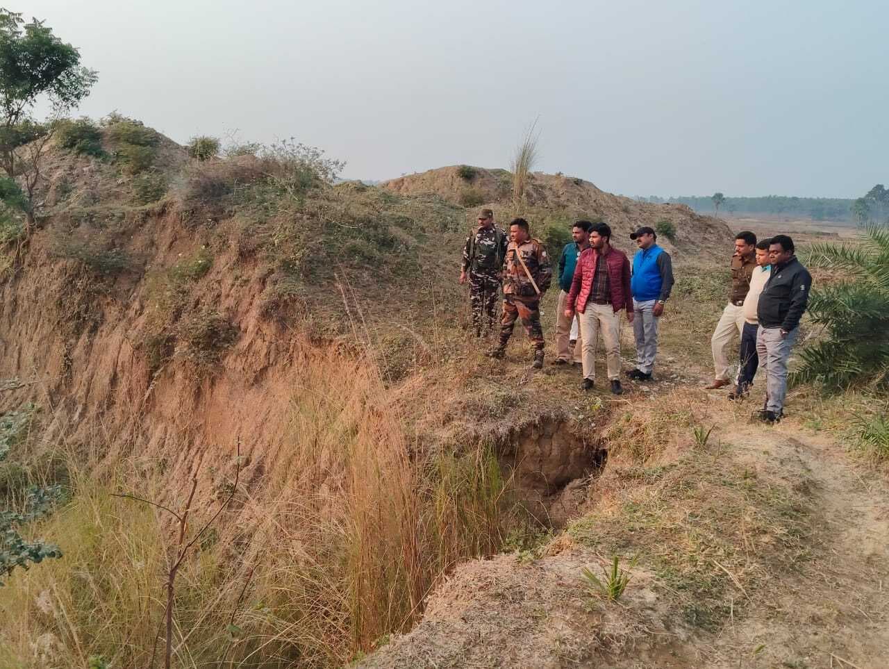 बंगाल से खनन करते हुए पाकुड़ में खोद डाली 9.71 एकड़ जमीन, जांच में खुलासा