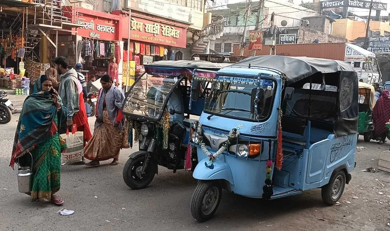 hajipur news. सुबह होते ही महुआ के पातेपुर रोड पर हो जाता है ऑटो चालकों का कब्जा