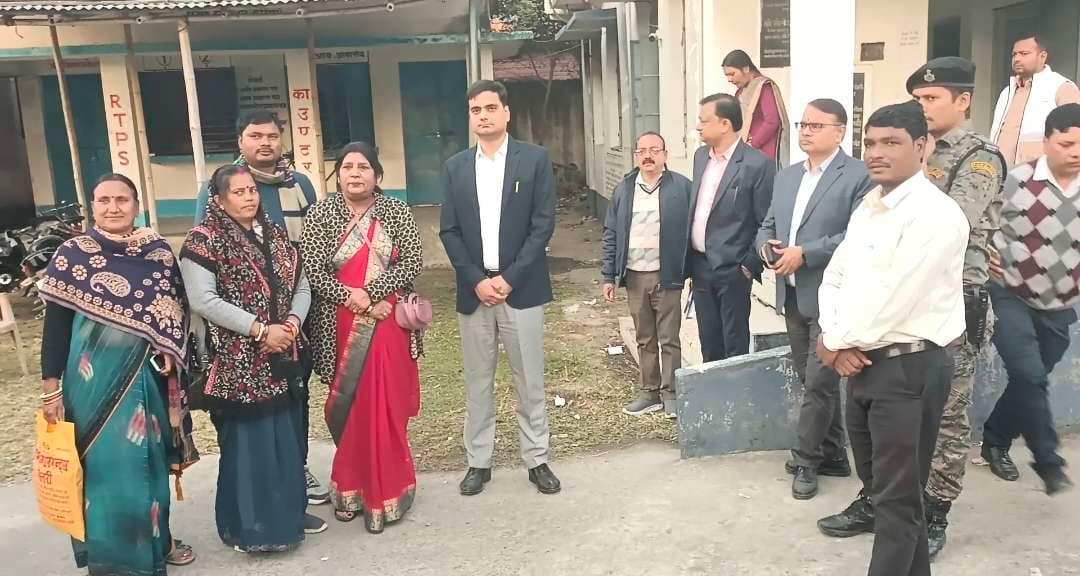 नवपदस्थापित डीएम ने हसनगंज प्रखंड कार्यालय का किया निरीक्षण