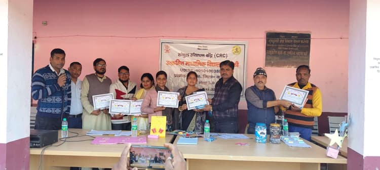 संकुल संसाधन केंद्र में विद्यालयों के शिक्षकों ने टीएलएम का प्रदर्शन किया