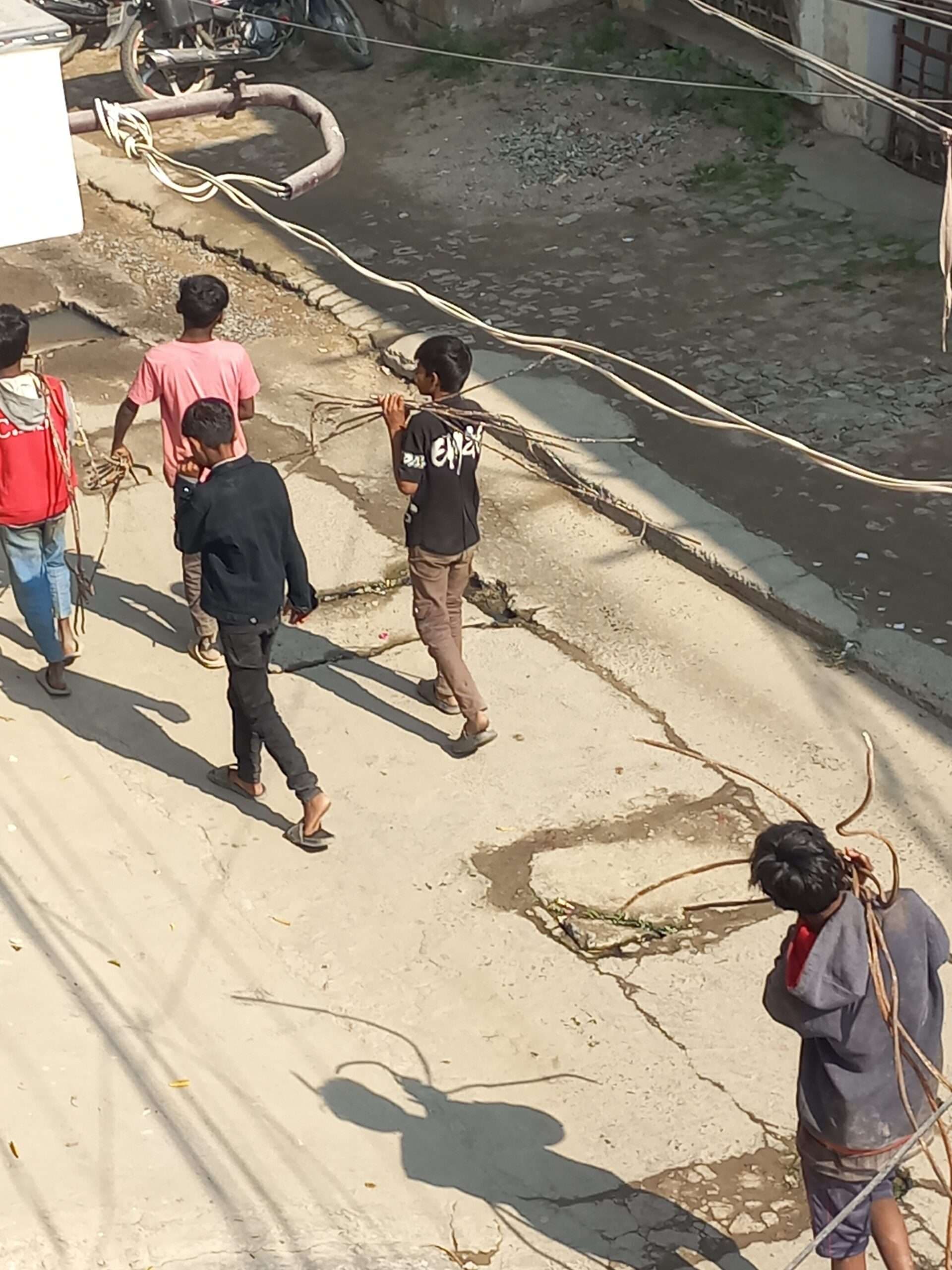 Samastipur News:लोहे की छड़ बेचकर सूखे नशे में डूब रहे किशोर