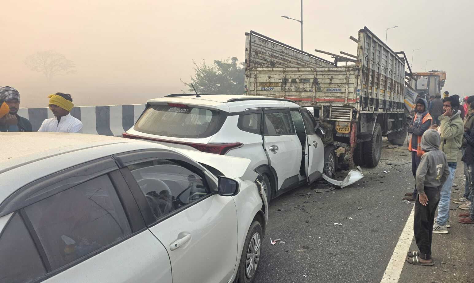 कुहासे के कारण एक दूसरे से चार वाहन टकराये, चालक सहित छह घायल