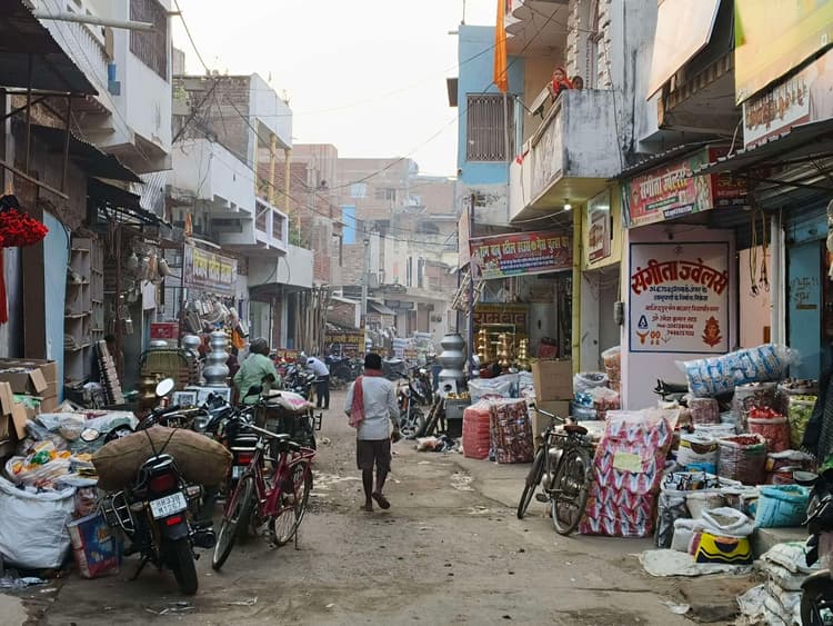 Samastipur News:हाट-बाजार की सड़कों पर अतिक्रमण का घूंघट, दीदार को तरसते लोग