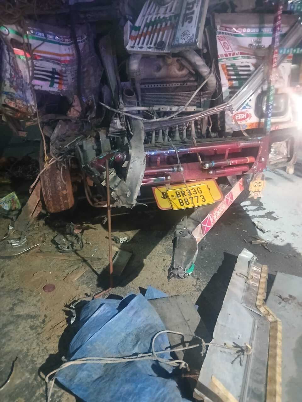 hajipur news. अज्ञात वाहन के ब्रेक मारने से पीछे से टकराया ट्रक, चालक की मौत, खलासी घायल