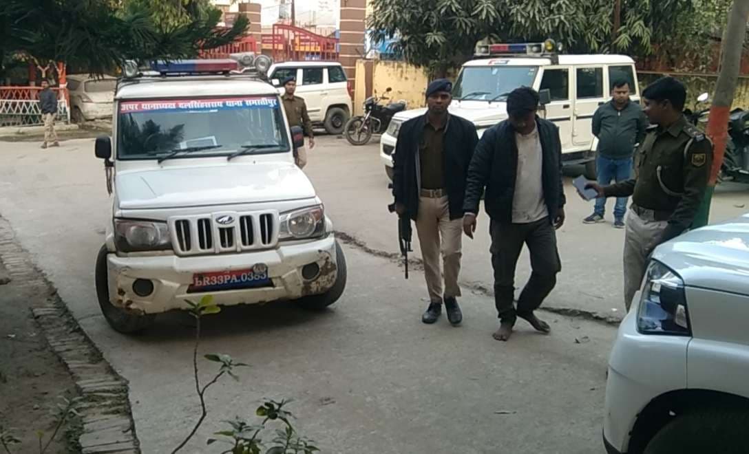 Samastipur News:फायरिंग करने आये युवक को हथियार समेत ग्रामीणों ने पुलिस को सौंपा