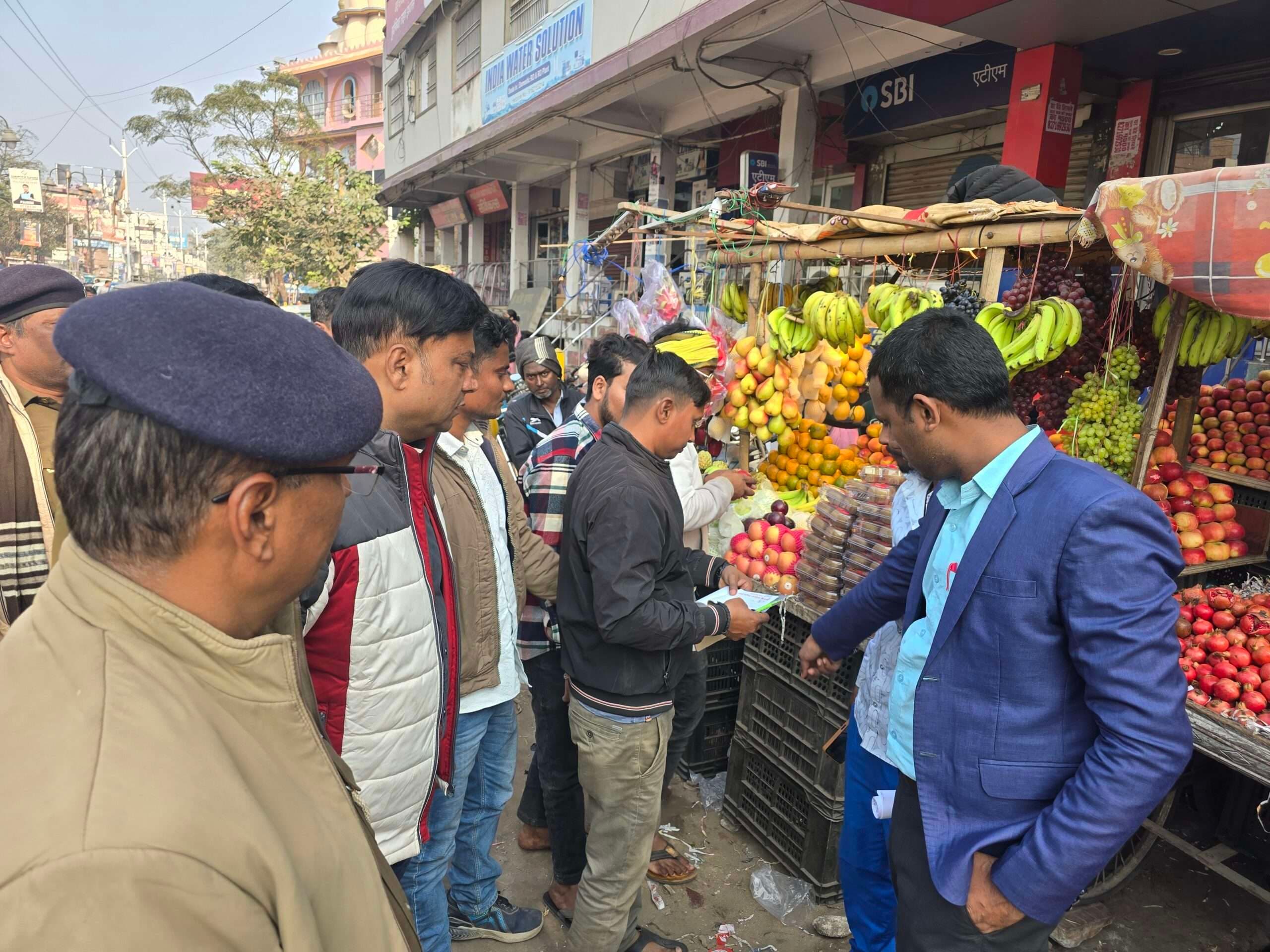 hajipur news. गांधी चौक से रामाशीष चौक तक हटाया गया अवैध कब्जा, जुर्माना भी वसूला