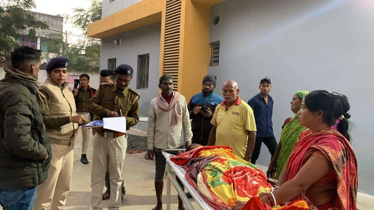 पुआल लदे ट्रैक्टर के ठोकर से महिला के सिर पर गिरा बिजली पोल, मौत