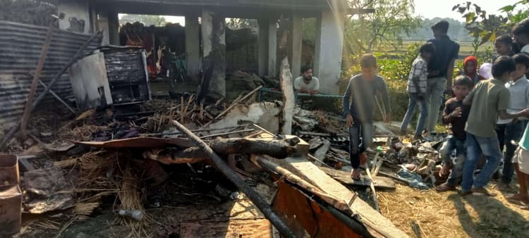 किराना दुकान में लगी आग, लाखों के सामान जल कर राख