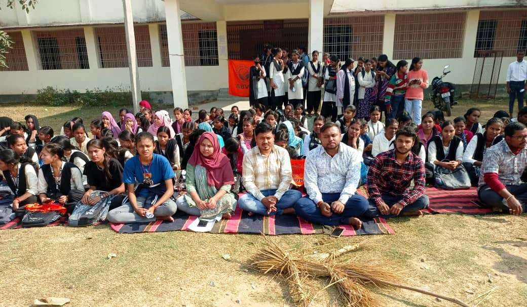 परीक्षा फॉर्म शुल्क में वृद्धि के विरोध में एबीवीपी ने किया प्रदर्शन