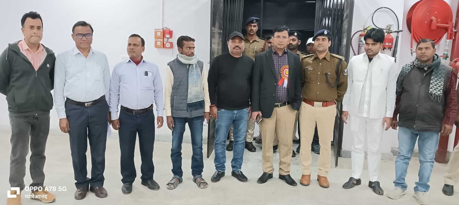 डीएम ने प्रतिनिधियों की उपस्थिति में वेयर हाउस का किया निरीक्षण