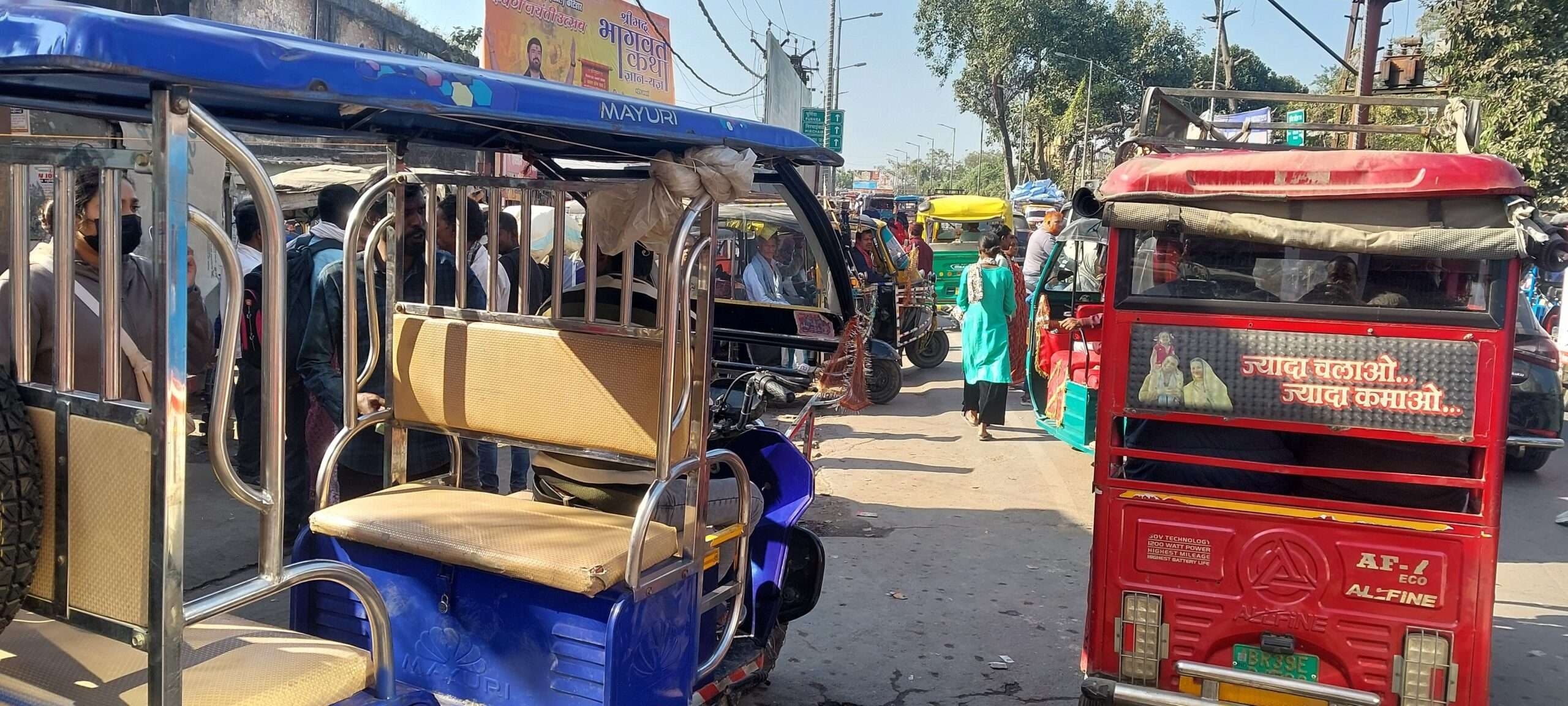 शहर में ऑटो-टोटो चालकों के जहां तहां वाहन खड़ी करने पर नहीं है कोई रोकटोक